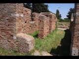 05930 ostia - regio iii - insula vii - domus fulminata (iii,vii,3-4) - raum (5) - decumanus maximus - eingang - blick ri osten - 06-2024.jpg